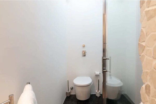 Dusj, hårføner og håndklær