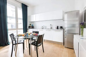 Kühlschrank, Mikrowelle, Herdplatte, Geschirrspüler