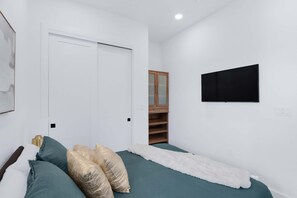 1 habitación, decoración personalizada, muebles diferentes y escritorio 