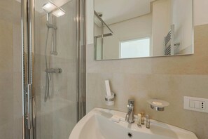 Shower, hair dryer, bidet, towels