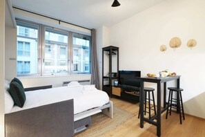 Tabla de planchar con plancha, wifi gratis y ropa de cama 