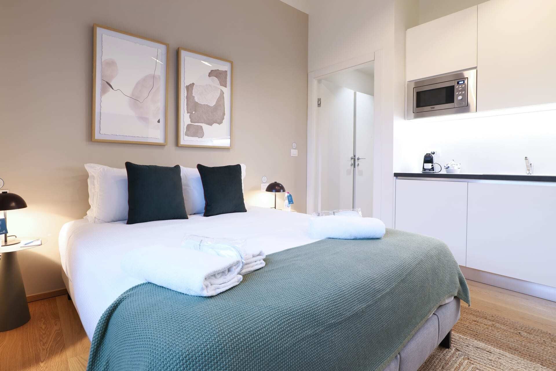 アイロン / アイロン台、WiFi (無料)、ベッドシーツ