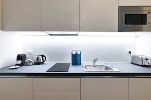 Kühlschrank, Ofen, Herdplatte, Geschirrspüler