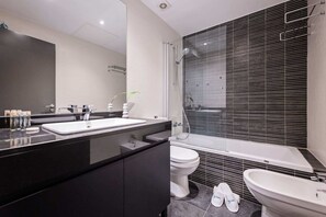 Dusche, Haartrockner, Bidet, Handtücher