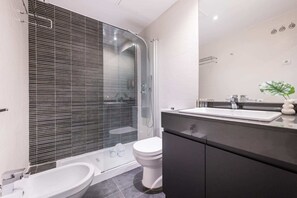 シャワー、ヘアドライヤー、ビデ、タオル