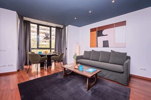 TV - Sweett | Roma 3B - One Bedroom Apartment, Sleeps 4 (Barcelona)