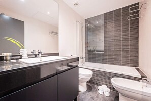 Dusj, hårføner, bidé og håndklær