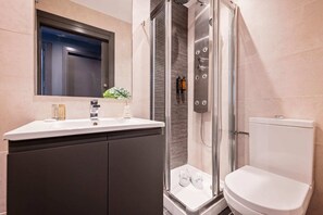 Shower, hair dryer, bidet, towels