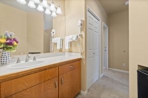 Studio suite, 1 queensize bed (RiverView Hideaway) | Badkamer | Een bad/douchecombinatie, een haardroger, handdoeken