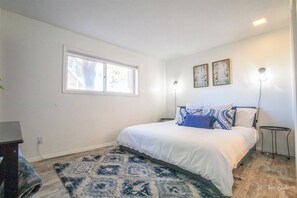 2 bedrooms, desk, iron/ironing board, travel crib - Charming 2-bedroom condo with pools, courts and more in St. George (St. George)