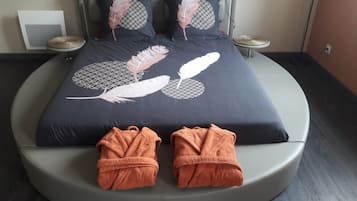 1 bedroom, bed sheets