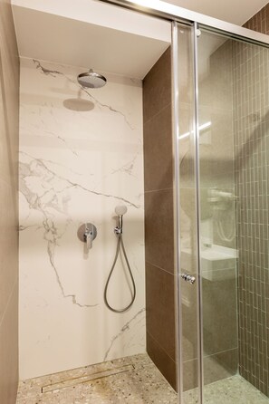 Premium Room | Bathroom | Free toiletries, hair dryer, slippers, soap - Lupa By Bueno (Constanta)