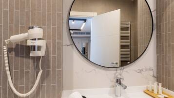 Quarto premium | Banheiro | Produtos de toalete grátis, secador de cabelo, chinelos, sabonete