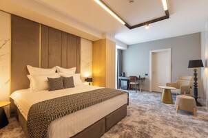 Business Double Room | In-room safe, desk, soundproofing, free WiFi