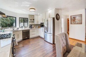 Fridge, microwave, oven, stovetop - Treetop Haven - Indoor Jacuzzi & Hockey Table - Pet-friendly (Crestline)