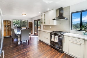 Fridge, microwave, oven, stovetop - Treetop Haven - Indoor Jacuzzi & Hockey Table - Pet-friendly (Crestline)