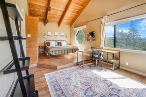 3 chambres, bureau, fer et planche à repasser, lit de bébé portatif