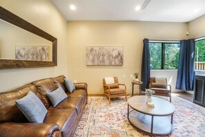 Téléviseur connecté, foyer, livres, écran d’ordinateur