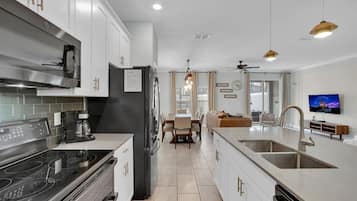 Een vaatwasser, eettafels