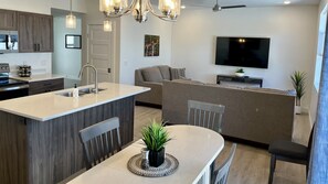 Interior - Downtown Kanab I Near Zion NP I Dark Skies I Private Hot Tub (Kanab)