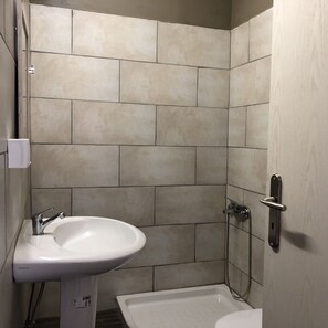 Hårføner, håndklær og toalettpapir