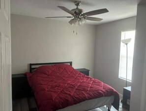 2 bedrooms, desk, WiFi, bed sheets