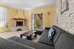 تلفزيون ذكي، مدفأة، كرة قدم الطاولة