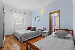 4 bedrooms, in-room safe, desk, iron/ironing board