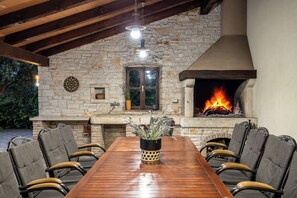 تناول الطعام بالخارج