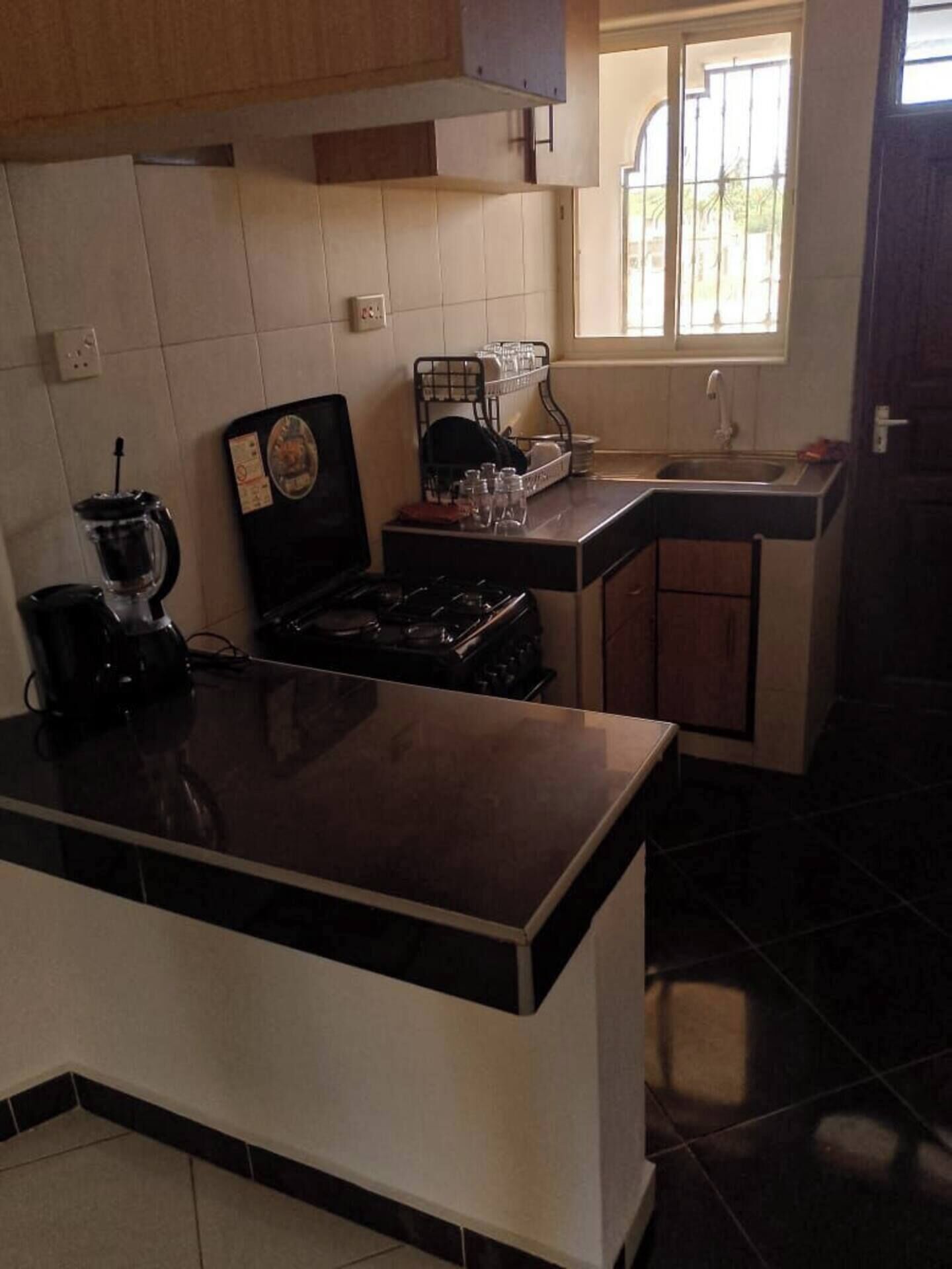 Geladeira, micro-ondas, fogão, chaleira elétrica