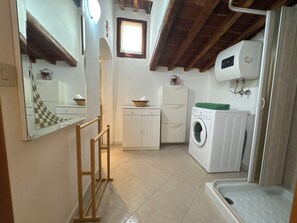 Hair dryer, towels, soap, toilet paper - Raffa's Little House (Livorno)