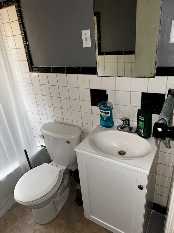 Secadora de cabello, toallas, jabón, papel de baño