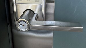 Une serrure de porte dotée d’un clavier numérique et d’un trou de serrure.