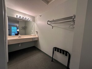 مجففات شعر، مناشف، صابون، شامبو