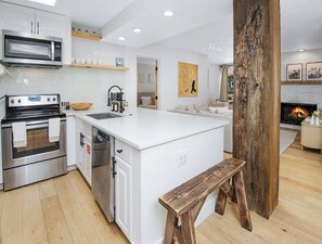 Køleskab, mikrobølgeovn, ovn, kogeplade