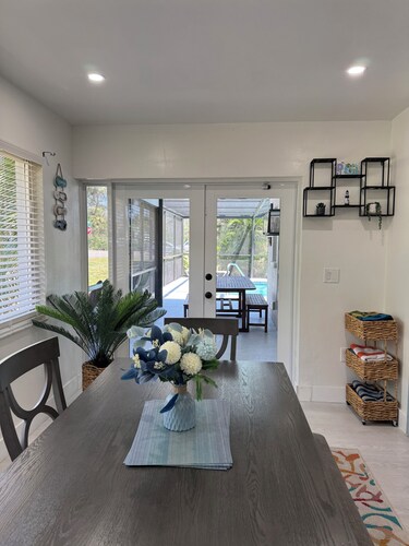 Charming 3-bedroom pool House in delightful Englewood
