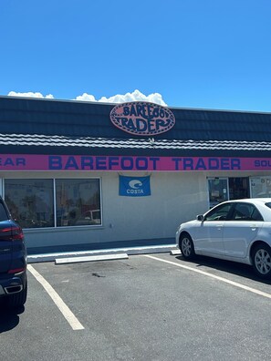 Property grounds - Charming 3-bedroom pool House in delightful Englewood (Englewood)