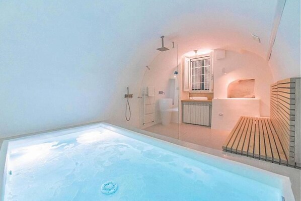 Apartment | Private spa tub