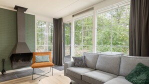 Bungalow | Living room - Bungalow in Park De Peel - Car-free Retreat (Vlierden)