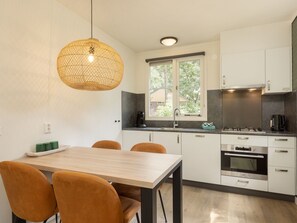 Private kitchen - Bungalow in Park De Peel - Car-free Retreat (Vlierden)