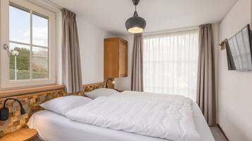 House | 1 bedroom, individually furnished, bed sheets