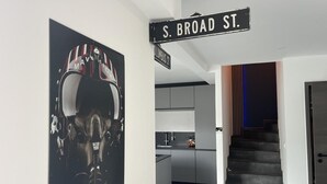 Eine moderne Küche mit grauen Schränken und einer Spüle aus Edelstahl.
