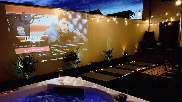 Ein Whirlpool mit einer projizierten Leinwand, die einen Filmplakat zeigt.