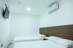 Standard Room, Balcony, City View | Desk, laptop workspace, free WiFi - Hotel las Bellas (Chone)