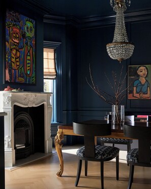 Dining - Art Lovers Sanctuary at Ossington Stn in Toronto (Toronto)
