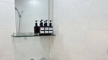 Dusche, Haartrockner, Handtücher, Seife