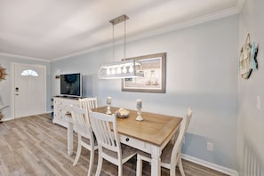 Dining - Starfish Retreat Condo  Walk to Carolina Beach (Carolina Beach)