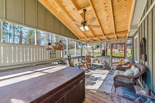 Walnut Cottage-hot tub, fenced yard, walk to downtown