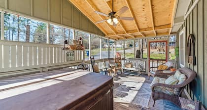 Walnut Cottage-hot tub, fenced yard, walk to downtown