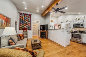 Smart TV, fireplace - Walnut Cottage-hot tub, fenced yard, walk to downtown (Mentone)